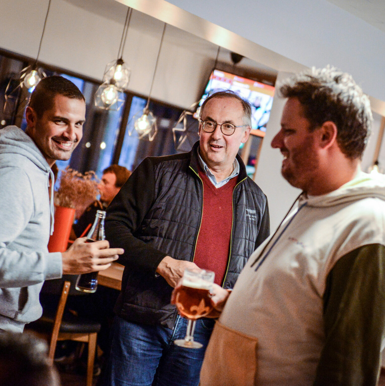 Client en train de prendre une bière au bar de KHUB Arras Karting