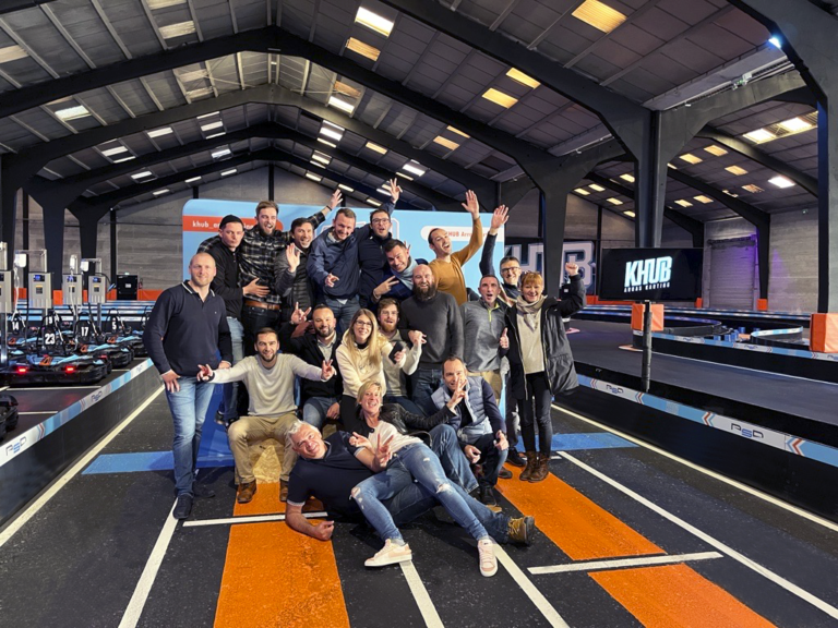 Podium avec tous les employés ayant participé au team building chez KHUB Arras Karting