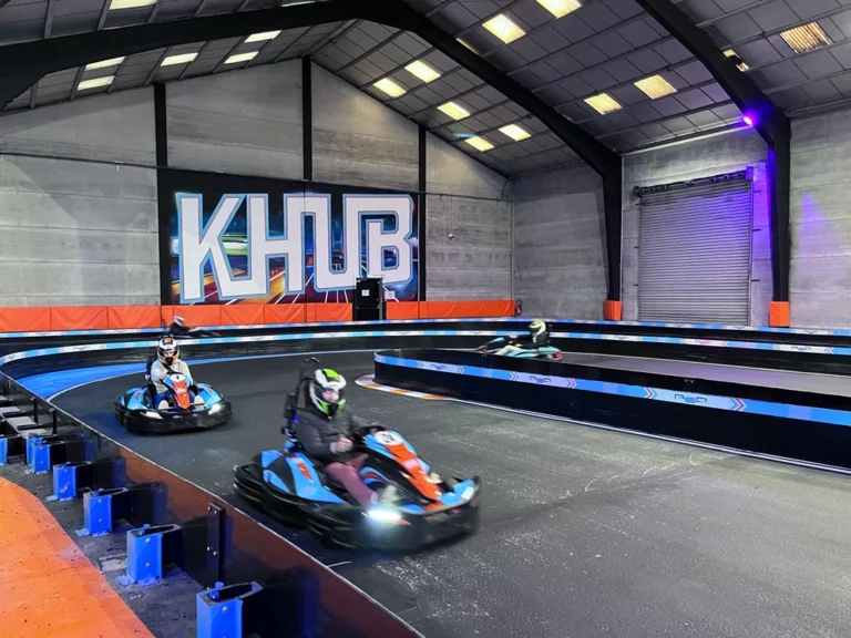 Course de Karting électrique pour un Arbre de Noël au KHUB Arras Karting
