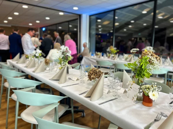 Table dressée pour un anniversaire au KHUB Arras