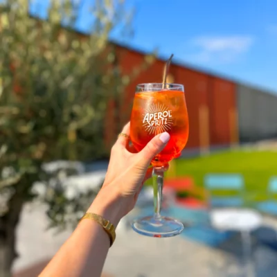 Spritz sur la terrasse extérieure du KHUB Arras karting. Bar terrasse